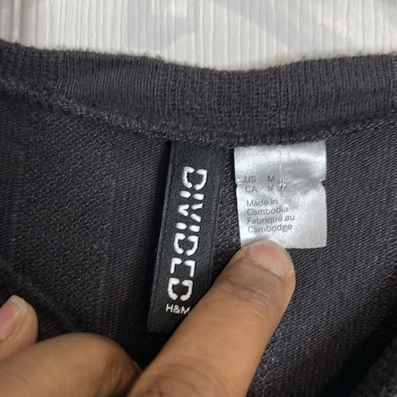 Divided by H&M cropped long-sleeved blouse - Dark Gray - Size Medium - Picture 3 of 5